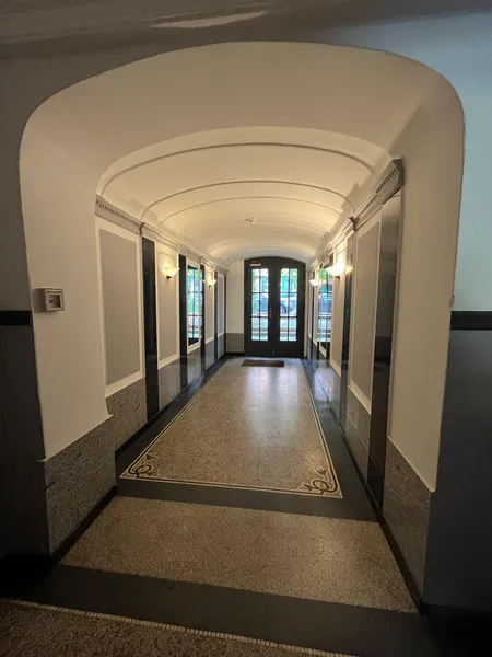 Voll Möbliert Wohnen mit Charakter: 2-Zimmer-Wohnung in Berlin-Friedenau — photo 1